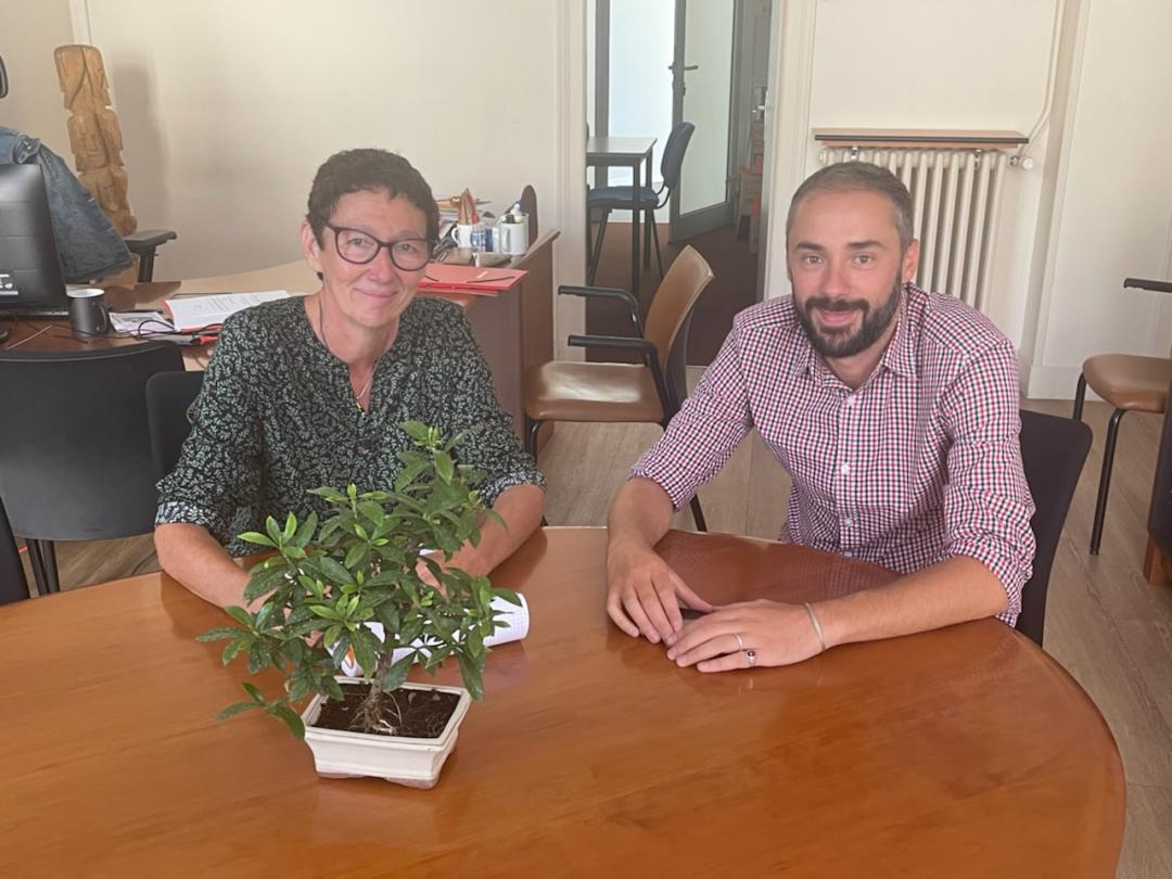 ThibaultLh18's tweet photo. 🌳⚠️
À #Vierzon, autour de la maire Corinne Ollivier, nous venons d'annoncer la plantation de #1000arbres avant 2026. Ce projet porté par les élus locaux @FranceInsoumise et @EELV voit donc le jour !
Une ville + belle et + verte, c'est possible ! https://t.co/pJuBBB9Yrl