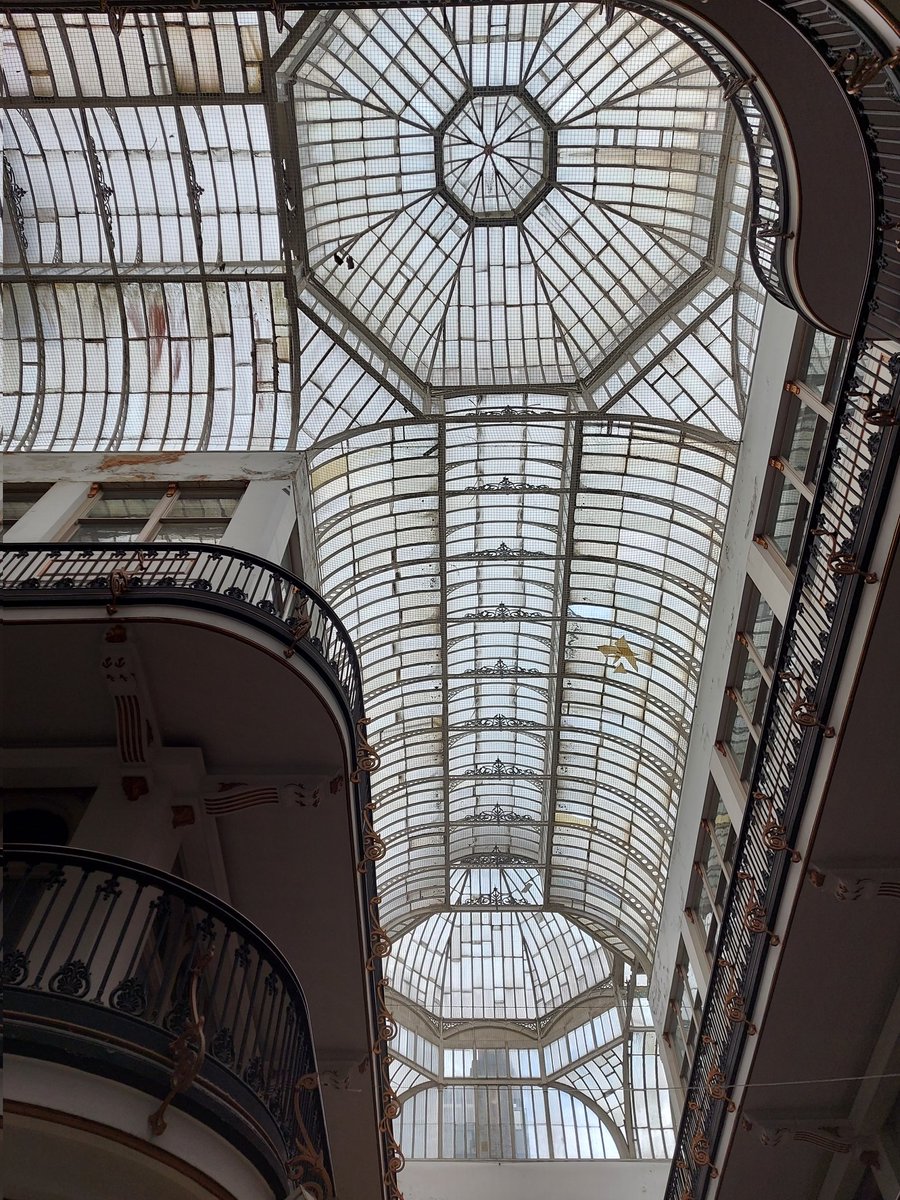 bricks_andwater's tweet photo. @BartonArcadeMCR #Manchester designed by Corbett, Raby & Sawyer 1871, is "a gorgeous glass & iron shopping arcade with glass domes... the best example of this type of cast-iron & glass arcade anywhere in the country." Full of cafรฉs & shops #visitsoon
@TheCateniansUK founded here https://t.co/0NcCYtRpf4