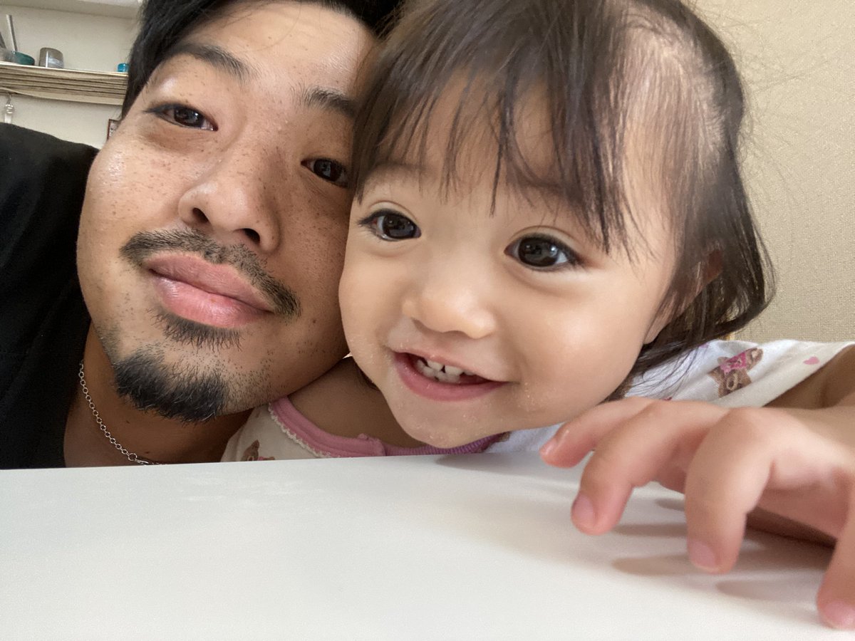 yuuki_44's tweet photo. 親バカでごめんなさい。
怒らんといて下さい。

朝イチの娘が可愛すぎてビビッた。 https://t.co/FlUfY0kXgk