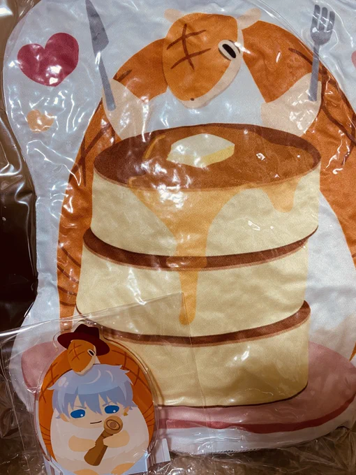 くじの届きましたわー!アクスタにっぴき揃わなかったドちゃ中々来てくれないのよねでも○クッション当たったから嬉しい!そして缶バッジ親子、そっくりですね 