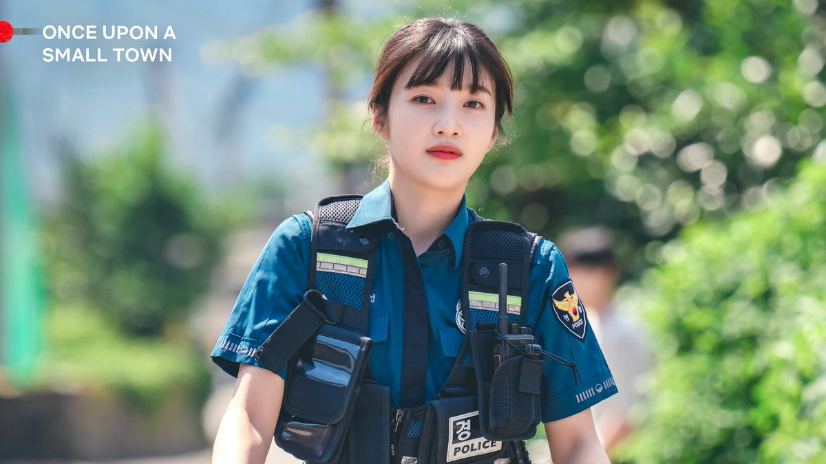 Park Soo-young can arrest me anytime and I wouldn’t mind 👮🏻‍♀️

#OnceUponASmallTown #ParkSooYeong
