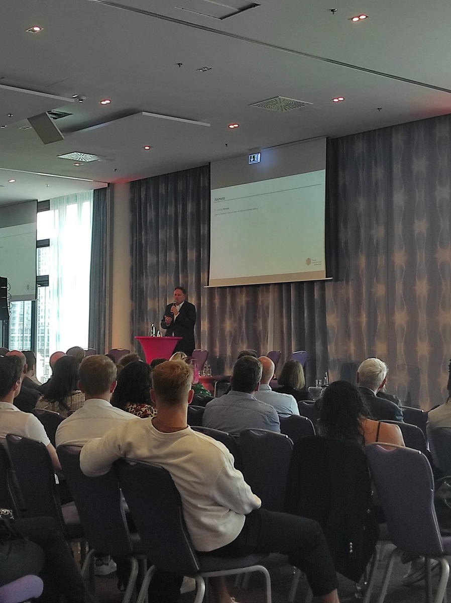 Die #muwiko22 ist in vollem Gange!
Begonnen hat das heutige Programm mit der Keynote von @CarstenBrosda .
Vielen Dank für's Kommen, Senator!