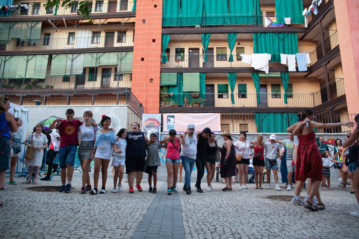 dragoneslvpies's tweet photo. El programa de @anarosaq está grabando en Lavapiés. Sólo quieren ver suciedad y drogas en nuestro barrio. No nos han dejado hablar. La convivencia, la solidaridad no venden en el programa líder de la mañana. Que nadie compre el odio. https://t.co/vwxNt3UNem