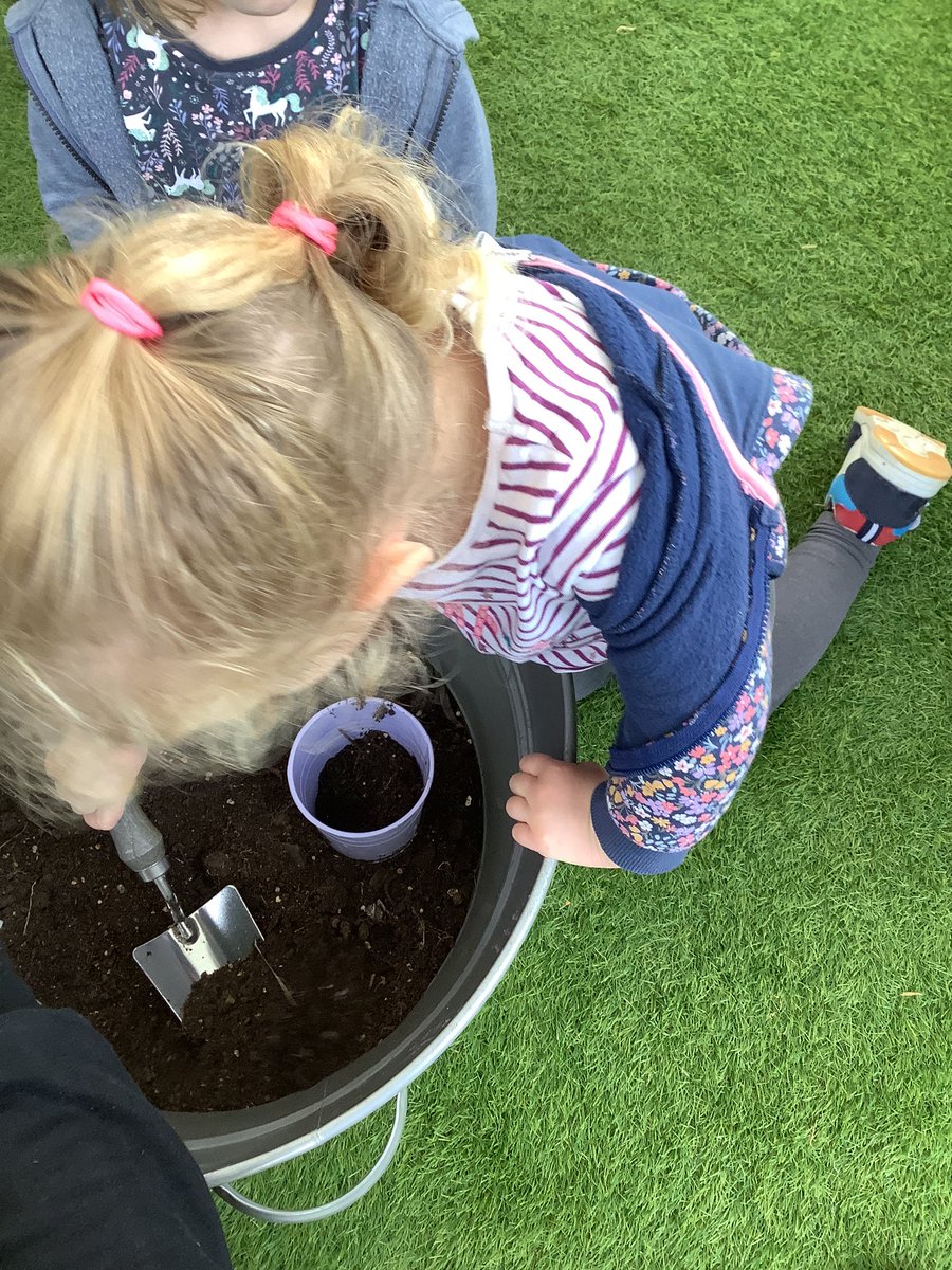 LittlePips1's tweet photo. Preparing the garden for Autumn with Katie 🍁 https://t.co/Vl7B9GOpVj