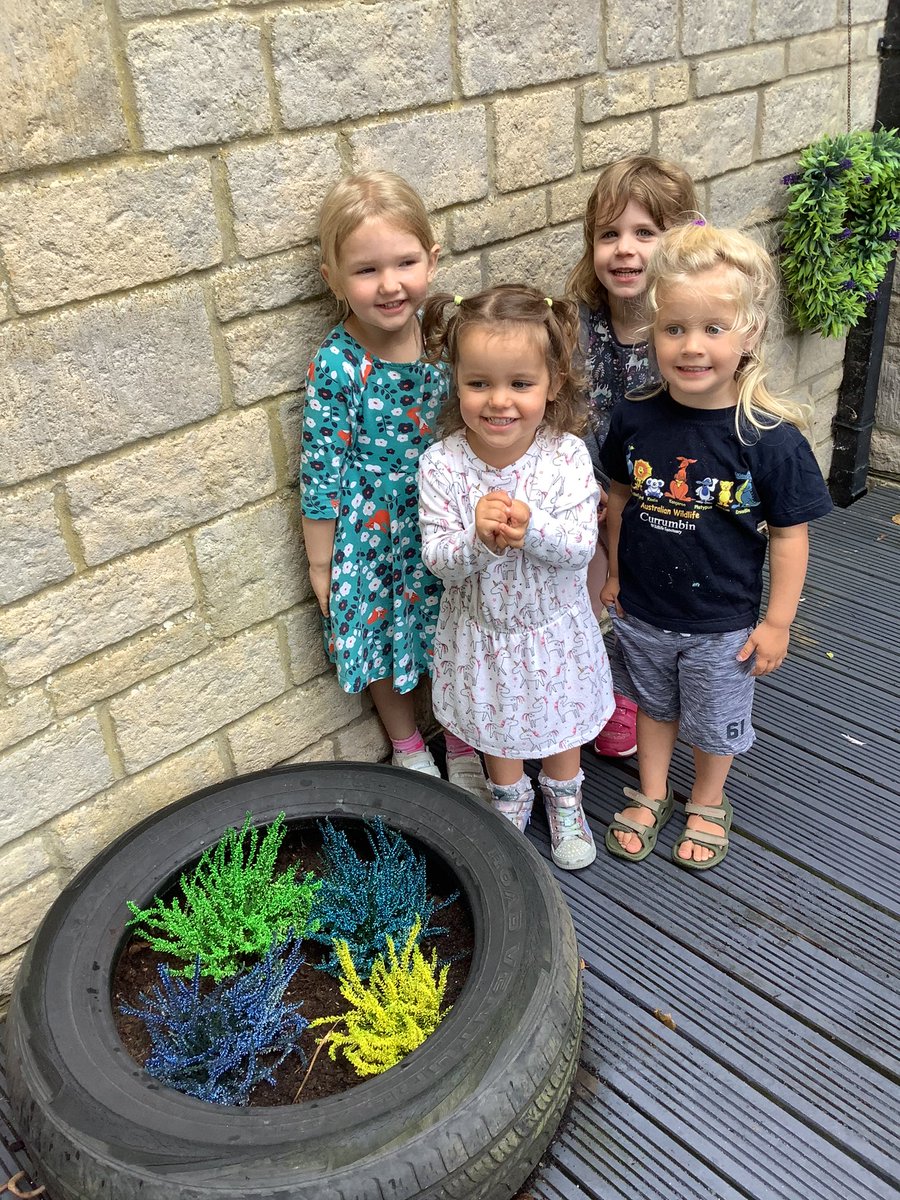 LittlePips1's tweet photo. Preparing the garden for Autumn with Katie 🍁 https://t.co/Vl7B9GOpVj