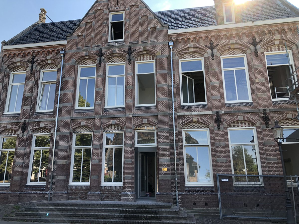ErikJoldersma's tweet photo. Geen alledaagse woning/appartement in dit #oude #postkantoor #coevorden 😉. We gaan hier een #pvc vloer van #mflor @PeitsmanF en jaloezieën van @Luxaflex_NL plaatsen. https://t.co/XcRIsy4gQb