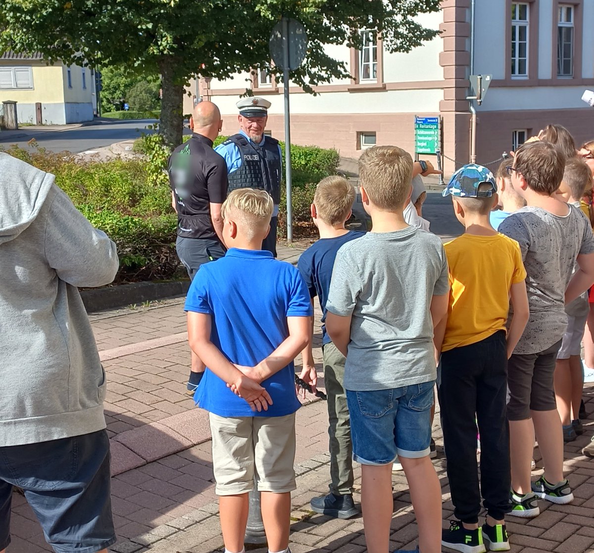 #SicherZurSchule
Bei der #Schulwegsüberwachung in #Heltersberg stellen die Schulkinder selbst zu schnelle Autofahrer zur Rede.