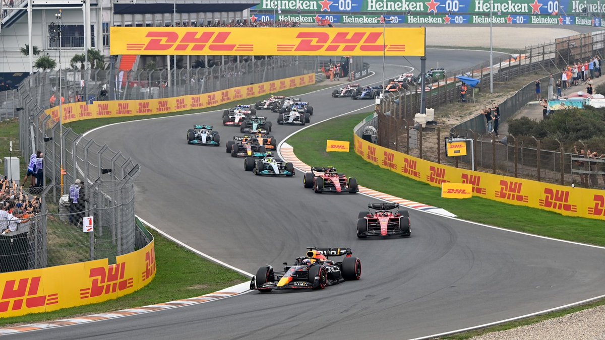 hotlapmode's tweet photo. TOP SPEED DATA: Averages of the top 3 teams at the end of the main straight in Zandvoort on race day, without counting DRS activations

Verstappen: 302.9kph
Leclerc: 300.1kph (-2.8)
Russell: 297.9kph (-5.0)

Monza up next🇮🇹 https://t.co/ORcanZQGa5