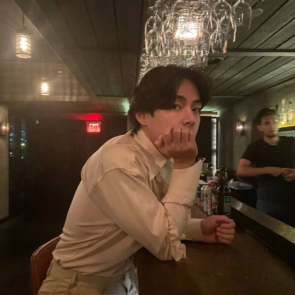JENNY_V7's tweet photo. stare con taehyung significherebbe avere la galleria piena di queste foto che disperazione https://t.co/39nMQGPa2Q