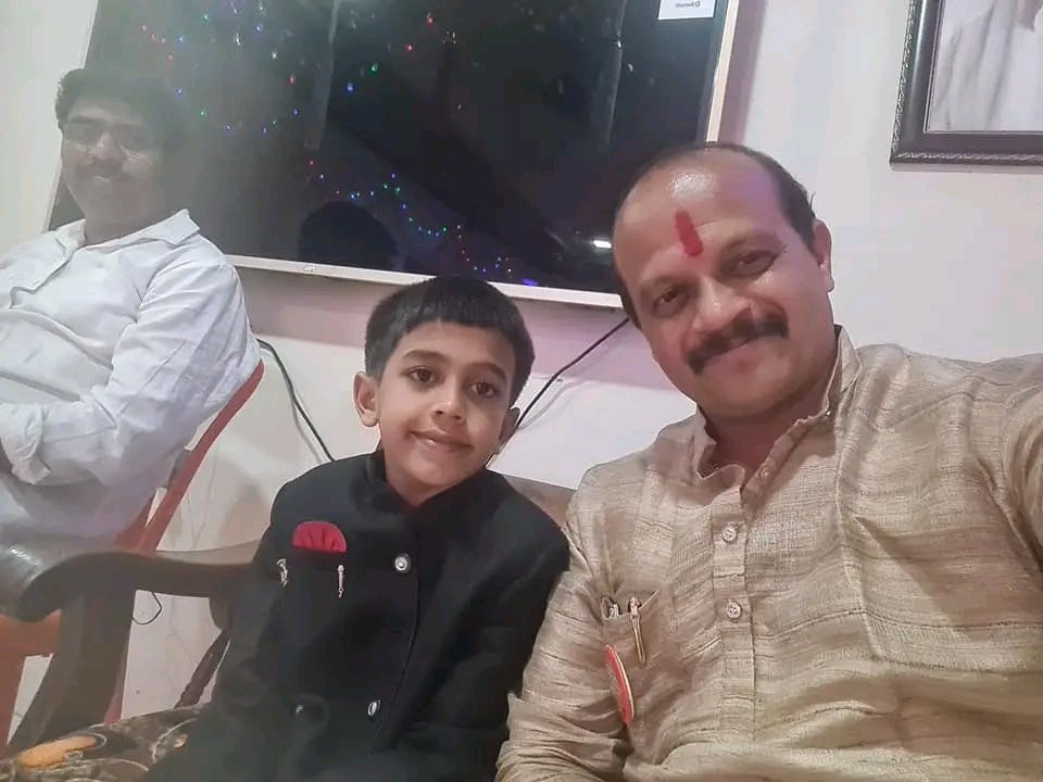 vasantmore88's tweet photo. परवा रात्री दत्तनगर भागात आरतीसाठी गेलो होतो, गाडी मीच चालवत होतो. बाजूने हे फोटोतील छोटं पिल्लू पळत होतं. मी गाडी थांबवली आणि त्याला विचारले, काय रे? लागला ना रडायला. मी घाबरलो त्याला महटलं काय झाले रे, तर ते म्हणलं ओ तात्या माझ्या घरी चला ना.
१/४ https://t.co/FbdQe6K4UW