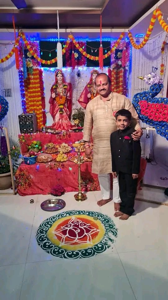 vasantmore88's tweet photo. परवा रात्री दत्तनगर भागात आरतीसाठी गेलो होतो, गाडी मीच चालवत होतो. बाजूने हे फोटोतील छोटं पिल्लू पळत होतं. मी गाडी थांबवली आणि त्याला विचारले, काय रे? लागला ना रडायला. मी घाबरलो त्याला महटलं काय झाले रे, तर ते म्हणलं ओ तात्या माझ्या घरी चला ना.
१/४ https://t.co/FbdQe6K4UW