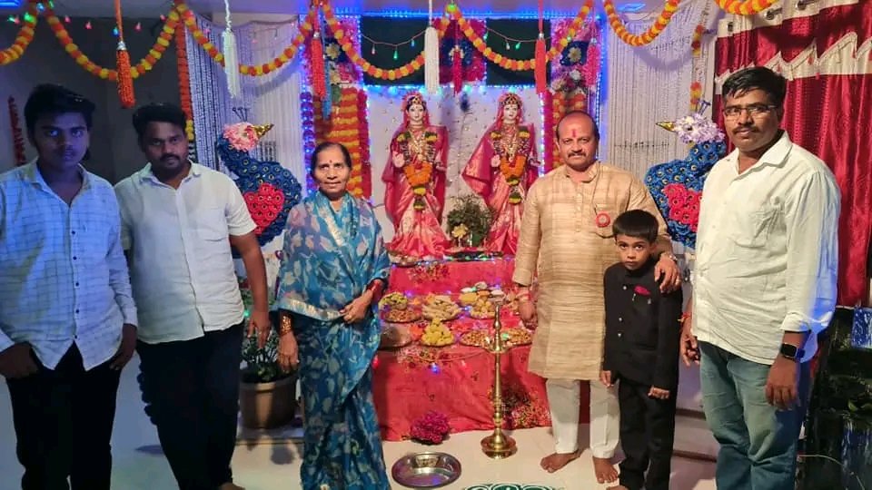 vasantmore88's tweet photo. परवा रात्री दत्तनगर भागात आरतीसाठी गेलो होतो, गाडी मीच चालवत होतो. बाजूने हे फोटोतील छोटं पिल्लू पळत होतं. मी गाडी थांबवली आणि त्याला विचारले, काय रे? लागला ना रडायला. मी घाबरलो त्याला महटलं काय झाले रे, तर ते म्हणलं ओ तात्या माझ्या घरी चला ना.
१/४ https://t.co/FbdQe6K4UW