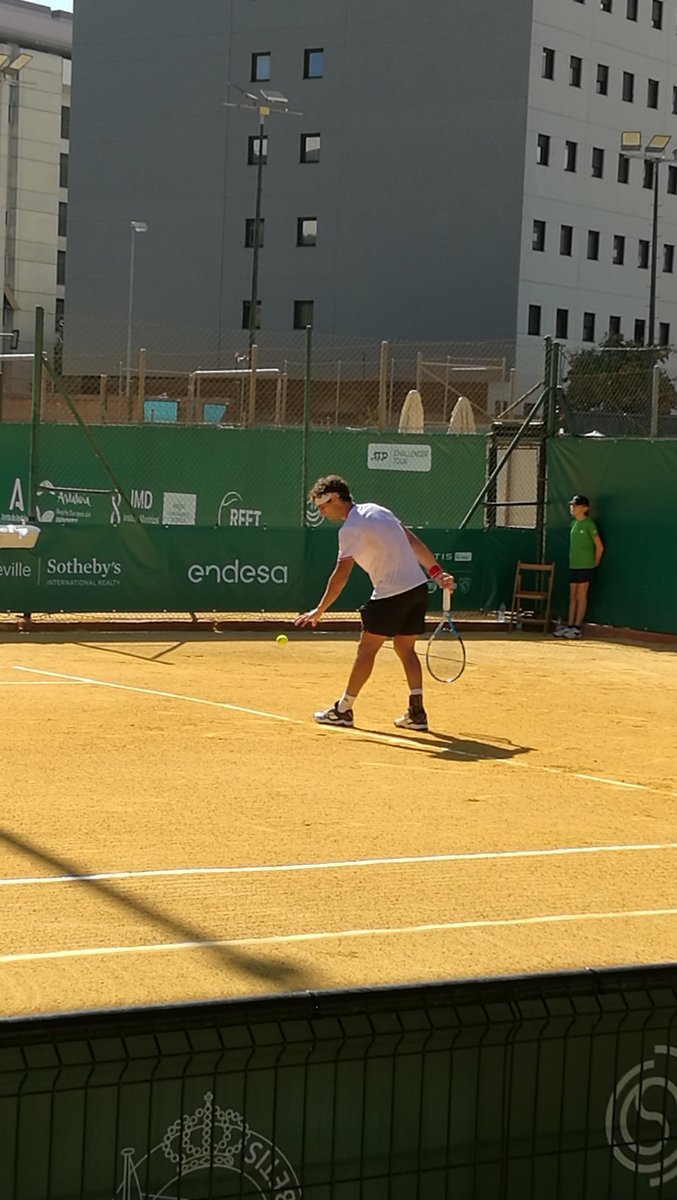 TenissPassion's tweet photo. @Carlos_Taberner se impone a Jianu por 6-2 6-3. El valenciano ha tirado de experiencia y solidez en el fondo de pista para llevarse un duelo más igualado de lo que dice el marcador. https://t.co/fndlehbKdB