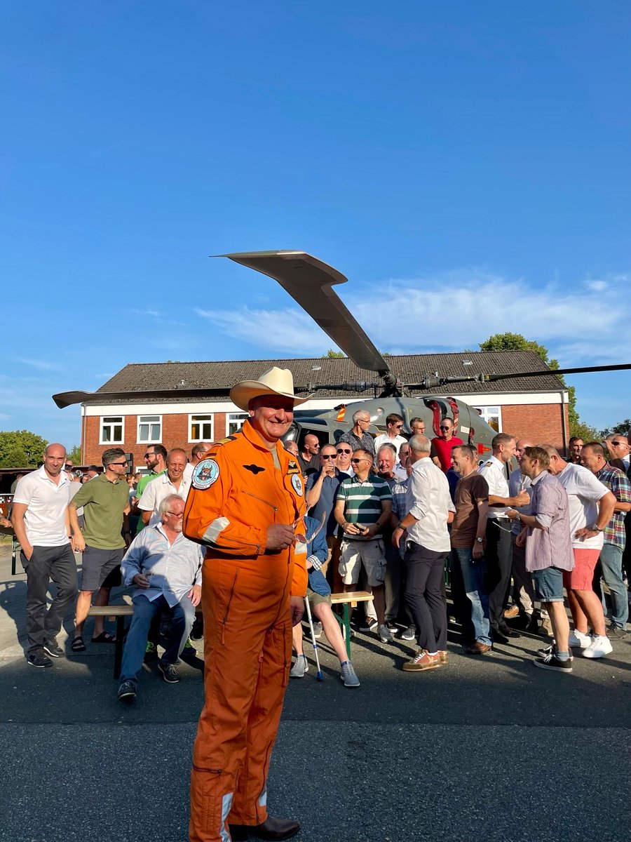 SjkhGoldstein's tweet photo. Was für ein #marineflieger-Fest es war: Vorletzte Woche hat die #sealynx community endlich das 40+1-jährige Bestehen gefeiert. Vielen Dank an alle Beteiligten, v.a. der #DLRG. Es gab ein tolles Programm mit #NH90 Überflügen, Versteigerungen und sogar einem Zeitreisenden.😉🚁#FC3 https://t.co/21jxOuNptF