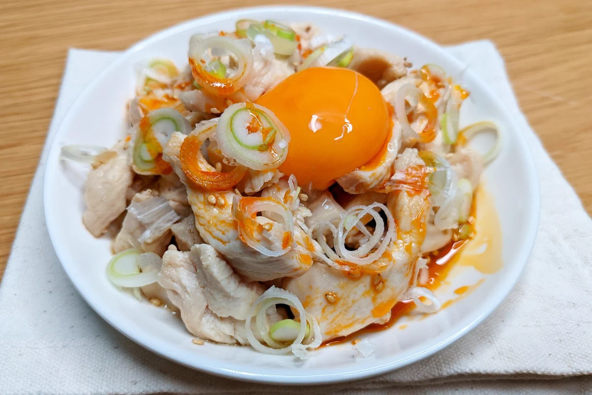 おうちで居酒屋気分が楽しめる♪ヨダレ鶏のユッケ風レシピ。