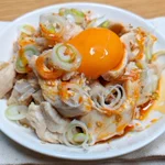 おうちで居酒屋気分が楽しめる♪ヨダレ鶏のユッケ風レシピ。