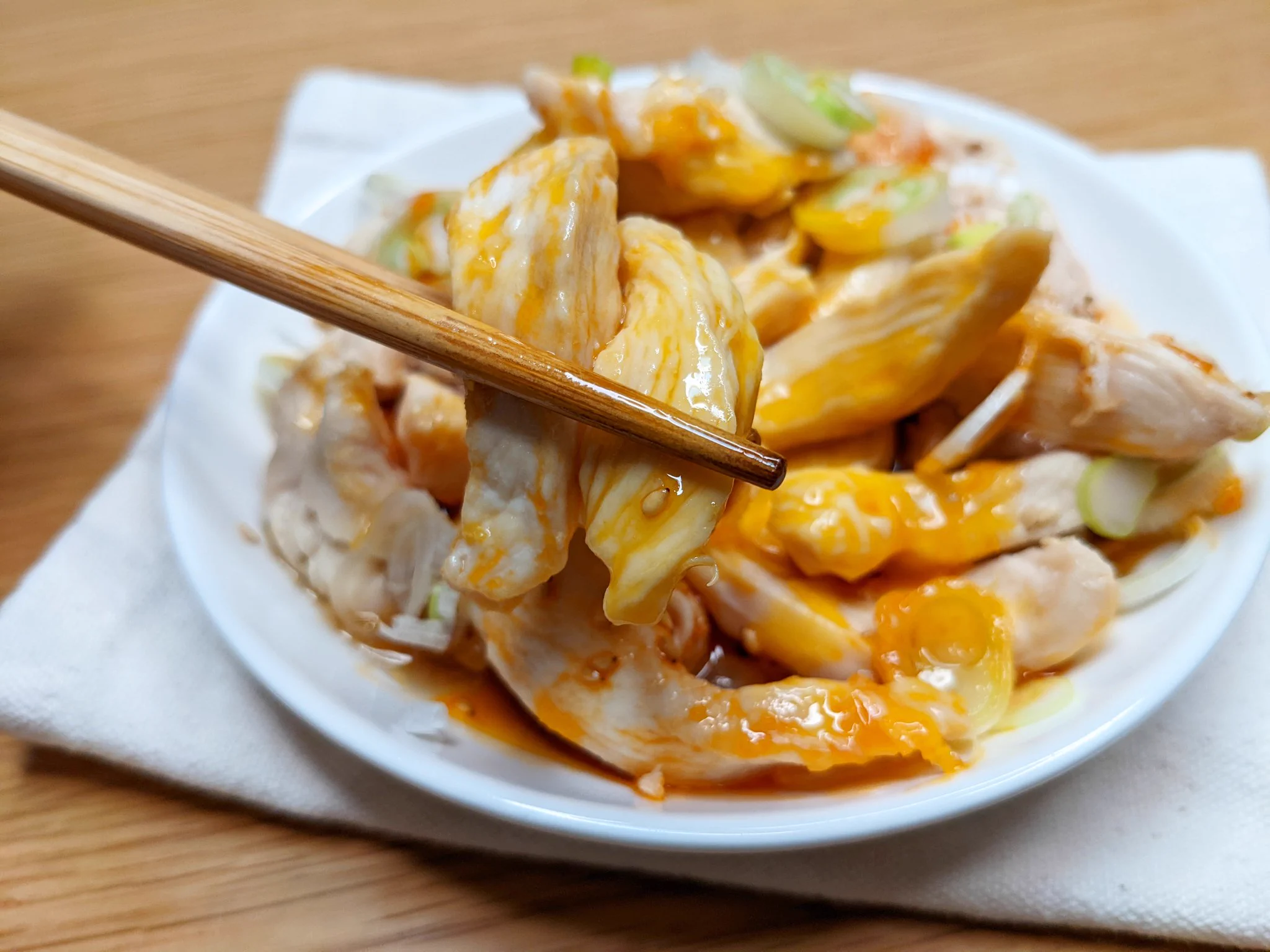 おうちで居酒屋気分が楽しめる♪ヨダレ鶏のユッケ風レシピ。