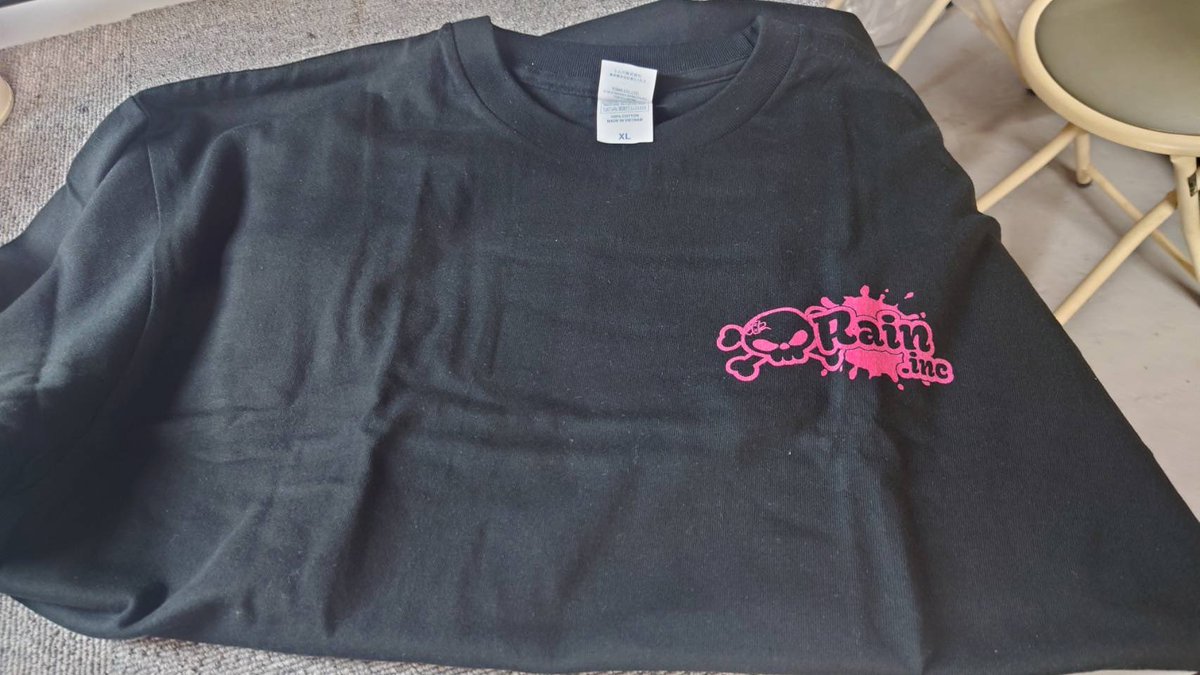 s13_penguin's tweet photo. RAINdesignさんからお手紙付きで届いた😊✨
Tシャツもステッカーも実物めっちゃカッコよ😍
これからも頑張って欲しいデザイナーさんです😊✨
#RAIN #raindesign #ステッカー #イラスト #推しのデザイナー https://t.co/07EiKxZw8d