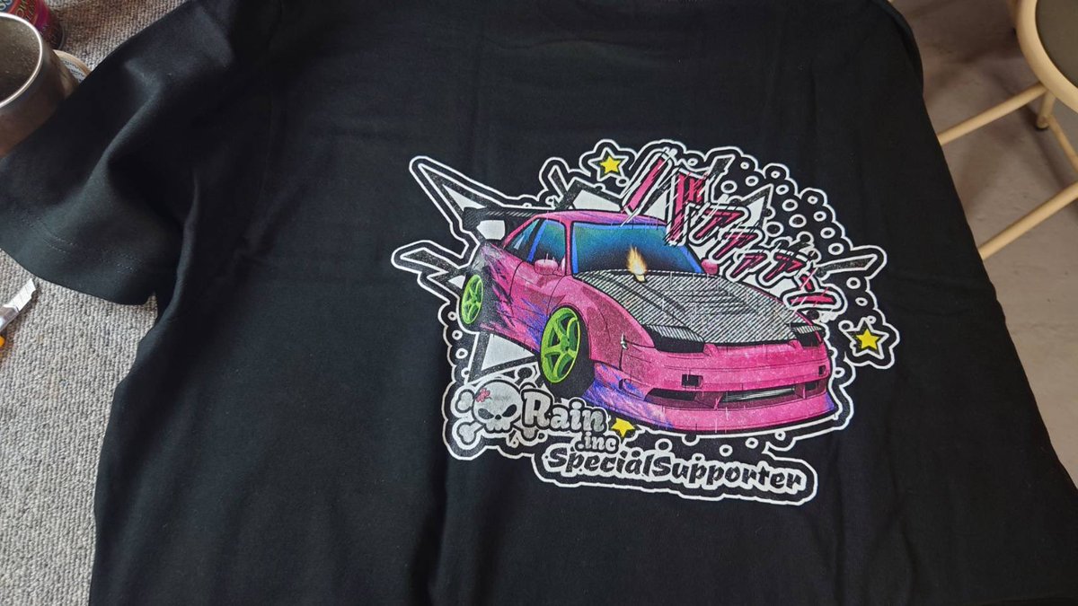 s13_penguin's tweet photo. RAINdesignさんからお手紙付きで届いた😊✨
Tシャツもステッカーも実物めっちゃカッコよ😍
これからも頑張って欲しいデザイナーさんです😊✨
#RAIN #raindesign #ステッカー #イラスト #推しのデザイナー https://t.co/07EiKxZw8d