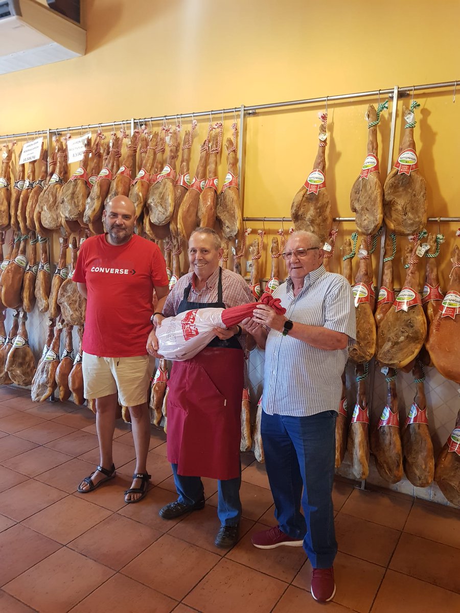 Enhorabuena a los ganadores del sorteo de Agosto organizado por #Valdivia en #Láchar.
Los últimos afortunados en ganar el rico jamón ya lo tienen en sus manos. ¡A disfrutarlo!