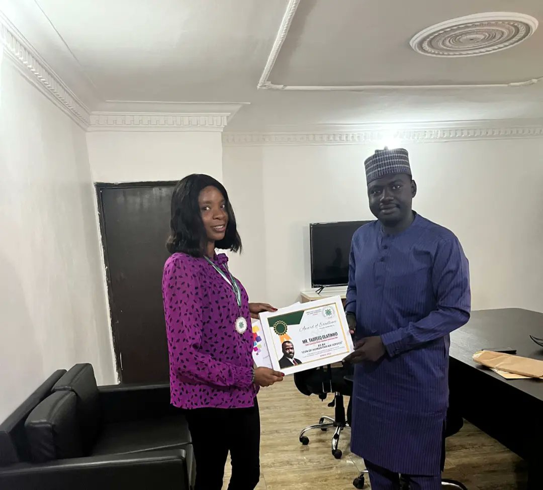 _HIHub's tweet photo. Arewa youth Advocacy for good governance (AYAGG) presenting AWARD OF EXCELLENCE to the founder of Harmony innovation hub as an icon of humanitarian service. 

Recieved by the hub manager on behalf of the founder 
#harmonyinnovationhub https://t.co/odURxyRxFT