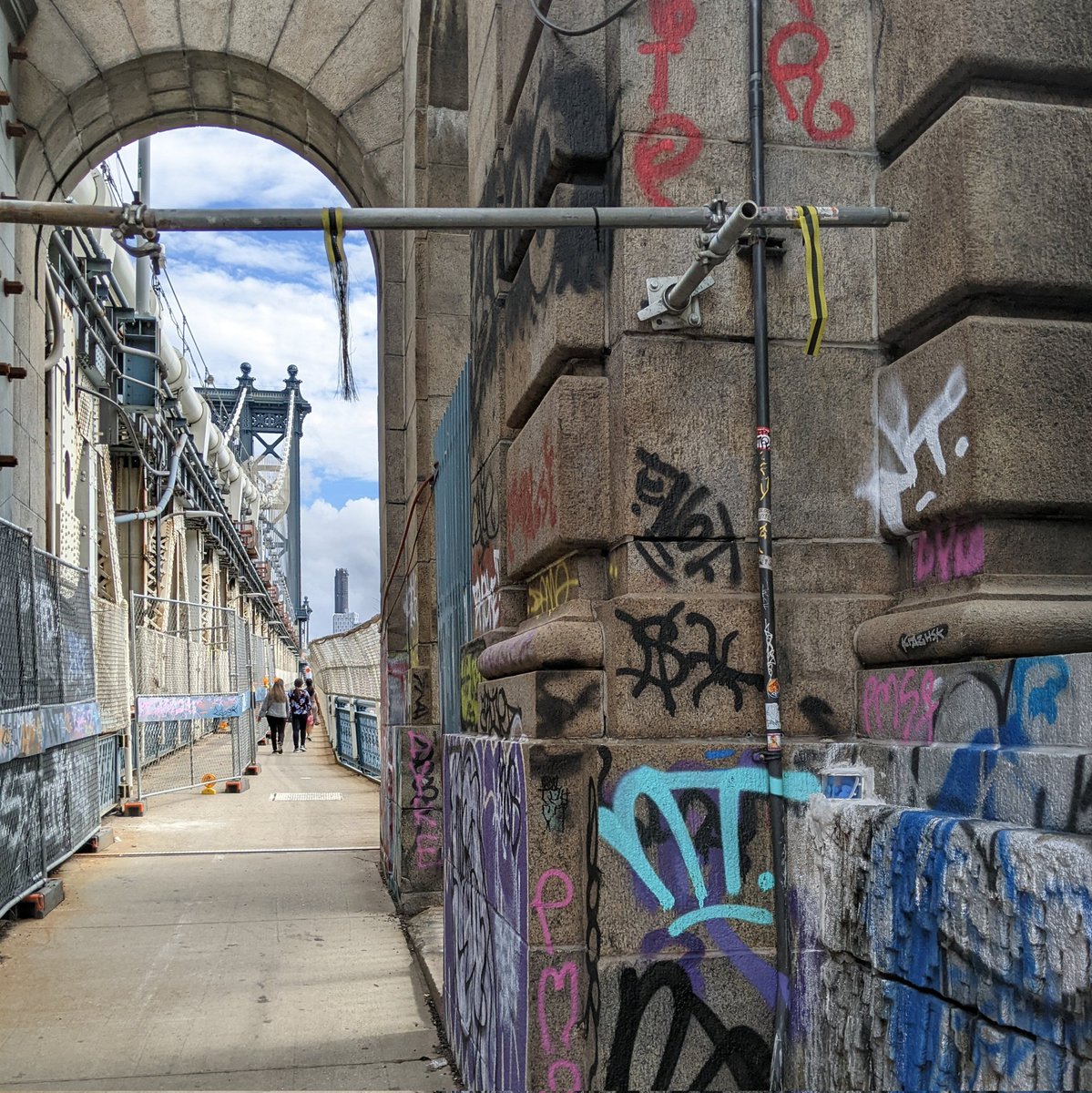 brickflats's tweet photo. Melting Skater.

NYC Brickflat#2 is on Manhatten Bridge and has a view.
I think he fits quite well into the "melting" architecture.

#brickflats #streetart #art #manhatten #manhattenbridge #nyc #lowereastside #newyork #newyorkstreetart #skate #skating #newyorkskateboarding https://t.co/zvyhpzrVwx