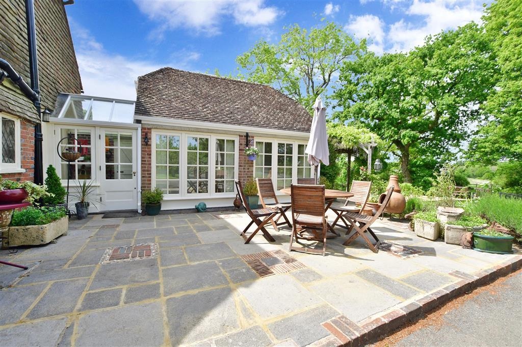 MyMoveTracker's tweet photo. 🛏️ 4 bedrooms⁠
💷 £895,000⁠
📌 Copthorne Rd, East Grinstead, RH19⁠
🔑Marketed by Garnham H Bewley⁠
⁠
Stunning 4 bedroom family home which has undergone complete modernisation, incorporating an extension creating spacious accommodation. ⁠#forsale #properties #realestate⁠ https://t.co/Uto0Lunkes