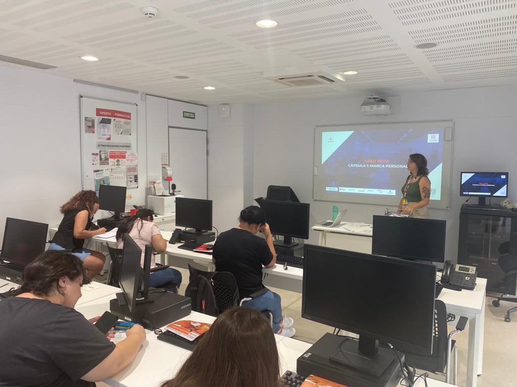 OcupacioCR's tweet image. Realitzada la Primera Càpsula: Marca Personal a les alumnes de @FactoriaF5 com a col·laboració dins del @BDTalent #InclusiveCoding
Aprendre a considerar-se a un mateix com una marca comercial per diferenciar-se i aconseguir l'èxit professional.
Seguim amb la segona càpsula...