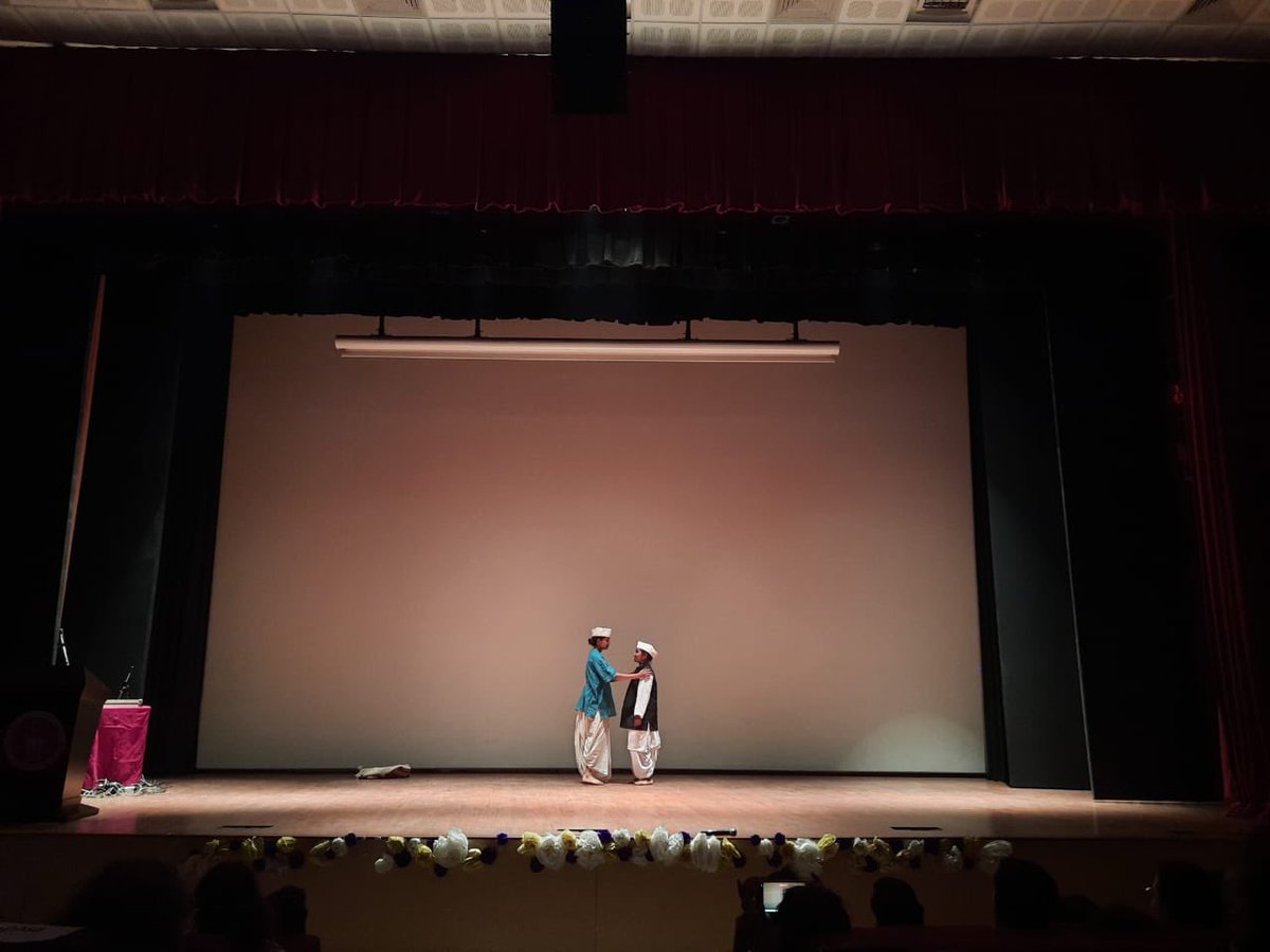 SrcaswD's tweet photo. An impeccable skit, presented by Mukhauta-the Drama Society of @SrcaswD collaborating with the energetic and zealous performance of the Dance Society- Ahaarya, left the audience with goosebumps
#RajguruDayCelebration
#ConvocationSRCASW
@DrPayalmago
@Jasmine441
@Sanjeev_aap https://t.co/rWlR0g9MYb