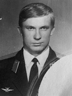 ReinaldoDMM's tweet photo. 🔵 Efeméride.
1⃣ Tal día como hoy, pero pero en 1976, el piloto soviético Viktor Ivanovich #Belenko desertó de la #URSS.
Belenko voló hasta Japón con un MiG-25 "Foxbat", considerado en ese momento, la joya de la corona de la Fuerzas de Defensa Aérea (PVO).
Hilo.👇 https://t.co/7jD10qEvzy