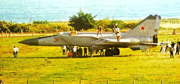 ReinaldoDMM's tweet photo. 🔵 Efeméride.
1⃣ Tal día como hoy, pero pero en 1976, el piloto soviético Viktor Ivanovich #Belenko desertó de la #URSS.
Belenko voló hasta Japón con un MiG-25 "Foxbat", considerado en ese momento, la joya de la corona de la Fuerzas de Defensa Aérea (PVO).
Hilo.👇 https://t.co/7jD10qEvzy
