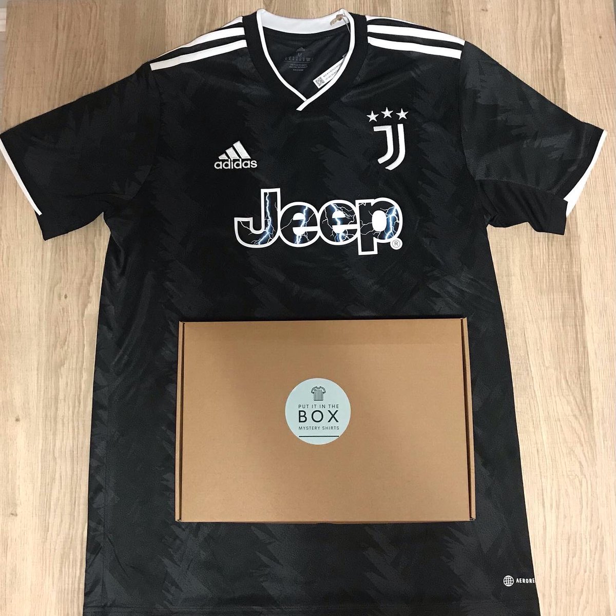 putitinthebox_'s tweet photo. 🚨 GIVEAWAY! 🚨

If Erling Haaland scores anytime against Sevilla tonight, we will give away a mystery football shirt box 📦

To enter 👇

- Follow @putitinthebox_ 
- Like this post ❤️
- Retweet this post 🔄

Winner announced after the game ⚽️

Good luck! https://t.co/XxxJPn7BI1