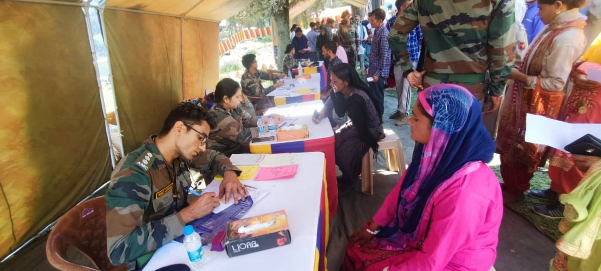 NorthernComd_IA's tweet photo. "Help one another; there’s no time like the present &amp; no present like time."

#IndianArmy organised a multispeciality #medical camp at Dudu, #Udhampur; benefitting 1700 people &amp; providing facilities of X-Ray, Ultrasound &amp; Lab investigation, rare in the far flung areas.

#WeCare https://t.co/kHUze3anUE