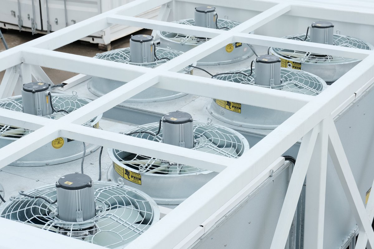 TheMinerbase's tweet photo. #ImmersionCooling is the FUTURE 🚀 https://t.co/KbuxPFM3NI