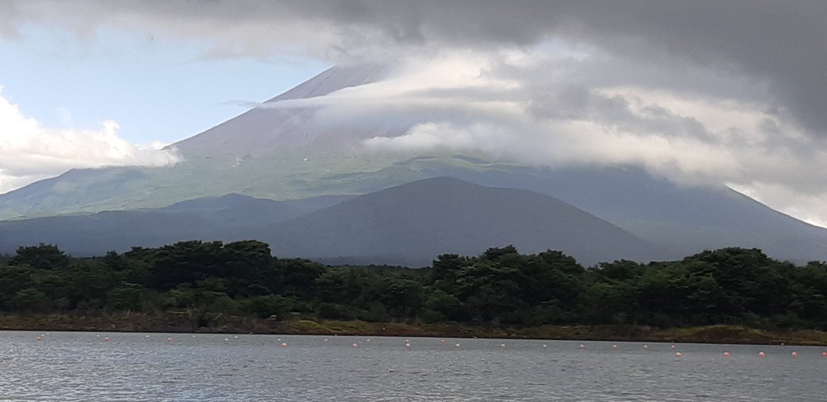 で一番小さな湖🗻 ではあんなにクリアに見えてた富士山が車で10分程走っただけでどんより～☁️しかも小雨降ってるし🌂でも、雲間から 、精進湖から見る🗻は って呼ばれてるよ～！！