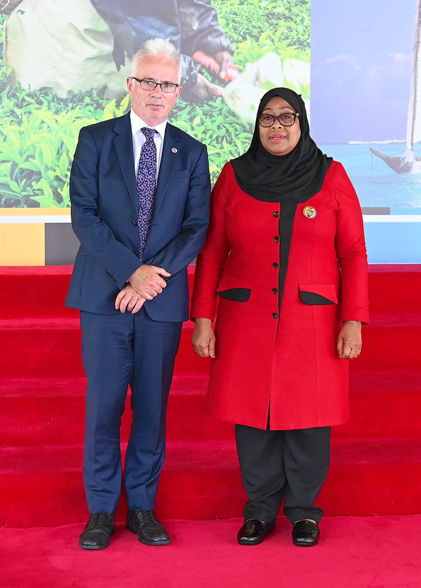 ikulumawasliano's tweet photo. Rais wa Jamhuri ya Muungano wa Tanzania Mhe. Samia Suluhu Hassan akiwa kwenye picha ya pamoja na Mtendaji Mkuu wa Global Fund Bw. Peter Sands mara baada ya mazungumzo yao Ikulu Jijini Dar es Salaam 06 Septemba, 2022. @venusnyota https://t.co/EBh05FY6sc