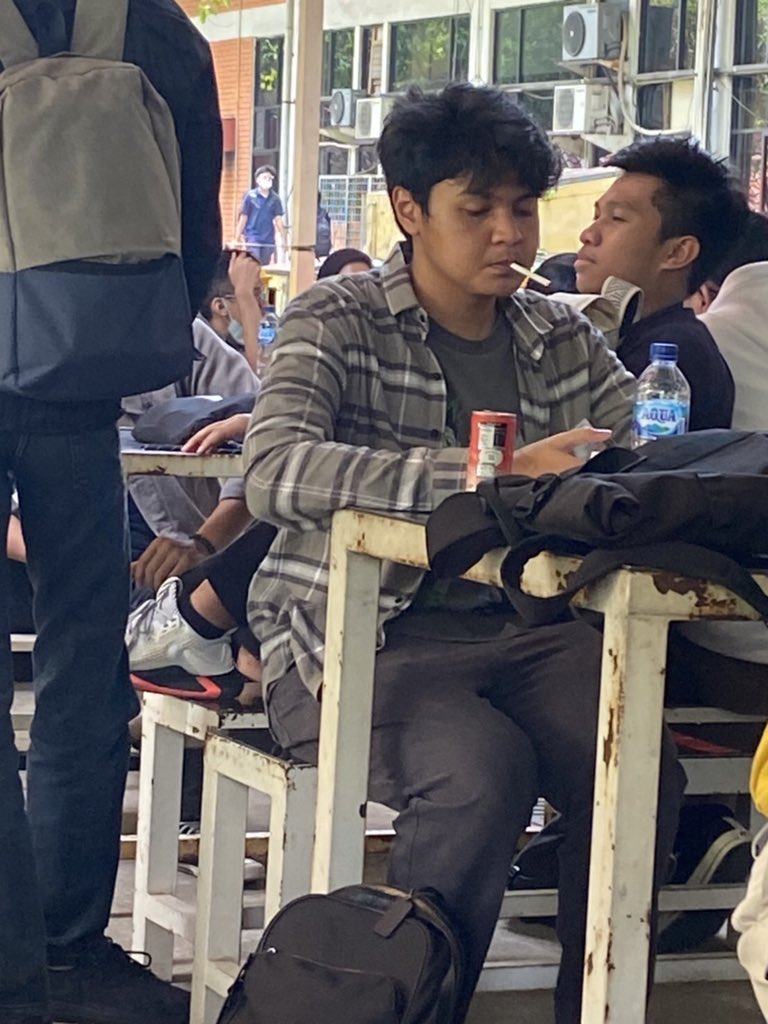 kalmpleh's tweet image. hati2 anak uwiw ada scary 6 ft guy berkeliaran !! #smoker #namdosan #codingismylife #takut