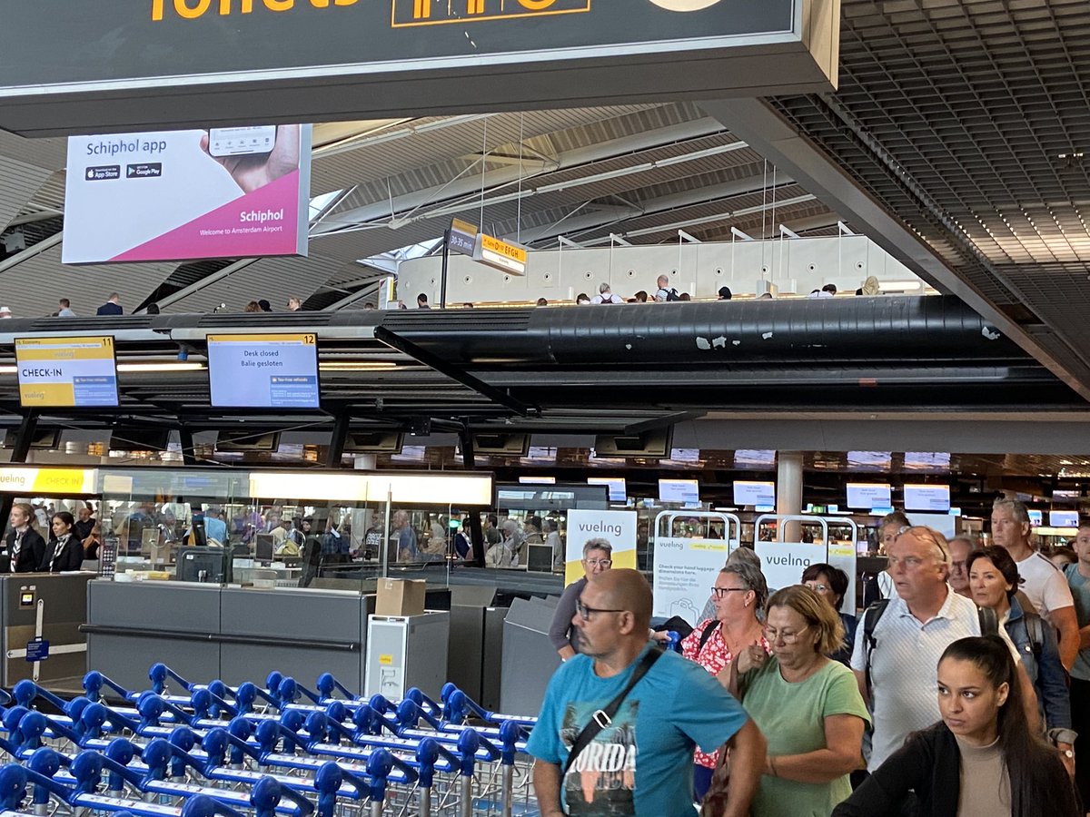 belton_a's tweet photo. @schipol second time in 12 hours stood in your security queue having missed first flight due to your incompetence. What are you doing about it @DickBenschop ? https://t.co/OCbGLuUllb