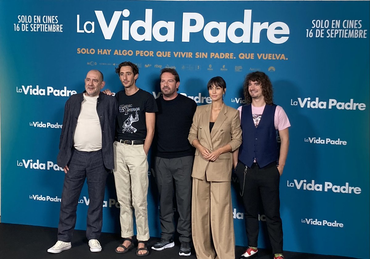 ¡Sonríe! 📷 Nuestro photocall de #LaVidaPadre ya tiene a sus protagonistas deseando que pasen 10 días y llegue su estreno: Karra Elejalde, Enric Auquer, Megan Montaner, Lander Otaola y su director, Joaquín Mazón ya están preparados.
¡Solo en cines 16 septiembre!