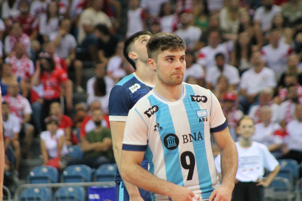 Uroš czy <a href="/SantiDanani/">Santi Danani</a>? 🤔

Już dzisiaj przekonamy się, który z Jurajskich Rycerzy awansuje do ćwierćfinału #MWCH2022. Początek meczu Serbia - Argentyna o godzinie 17:30 🇷🇸🇦🇷

#JurajscyRycerze⚔️ #Electrifying2022