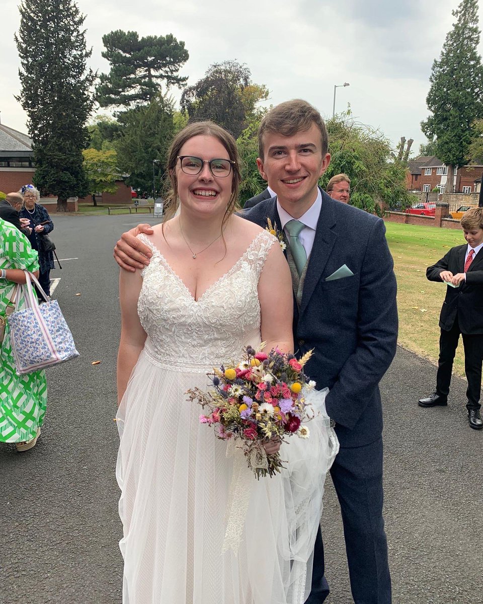 LydiaSigneM's tweet photo. I got married on the weekend to my soul mate and it was the most magical of days! But like the true book lover I am books had to make an appearance. With my parents help  I collected together books from charity shops so I could share my love with my guests https://t.co/XNIQbOtRfg
