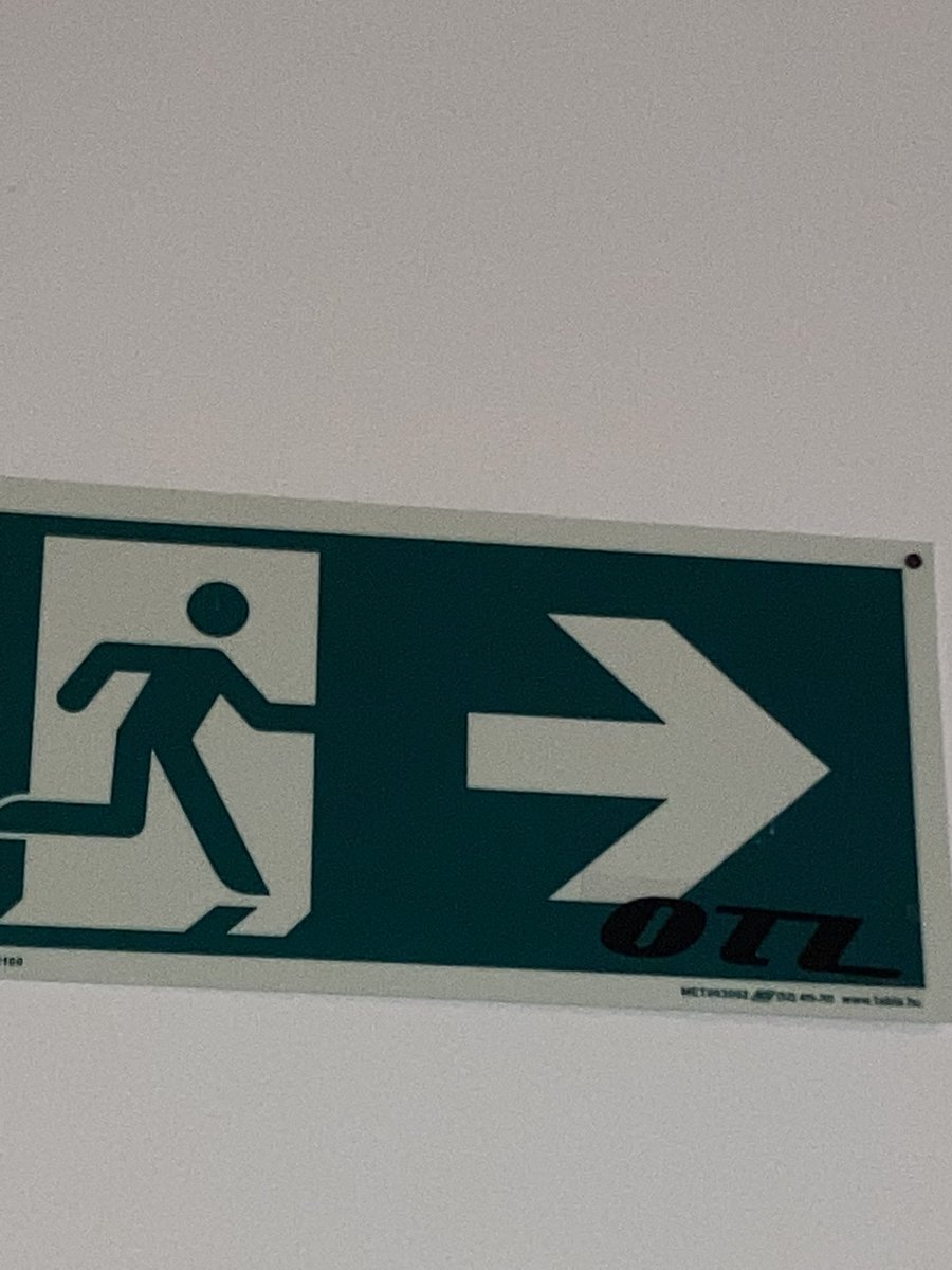 Lilpuding3's tweet photo. Otl matricák végig a suli falán. https://t.co/shUtg3Y957