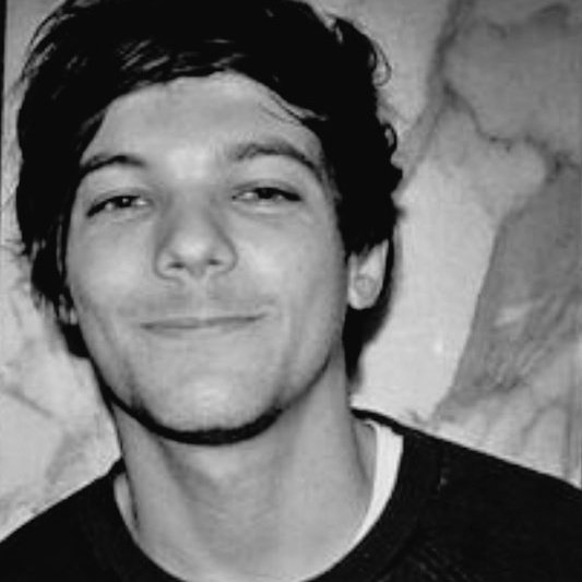 M_InWonderl4nd's tweet photo. quest'uomo fa finta di crescere :') #LouisTomlinsonRadioDEEJAY https://t.co/OLXlBi2kDf