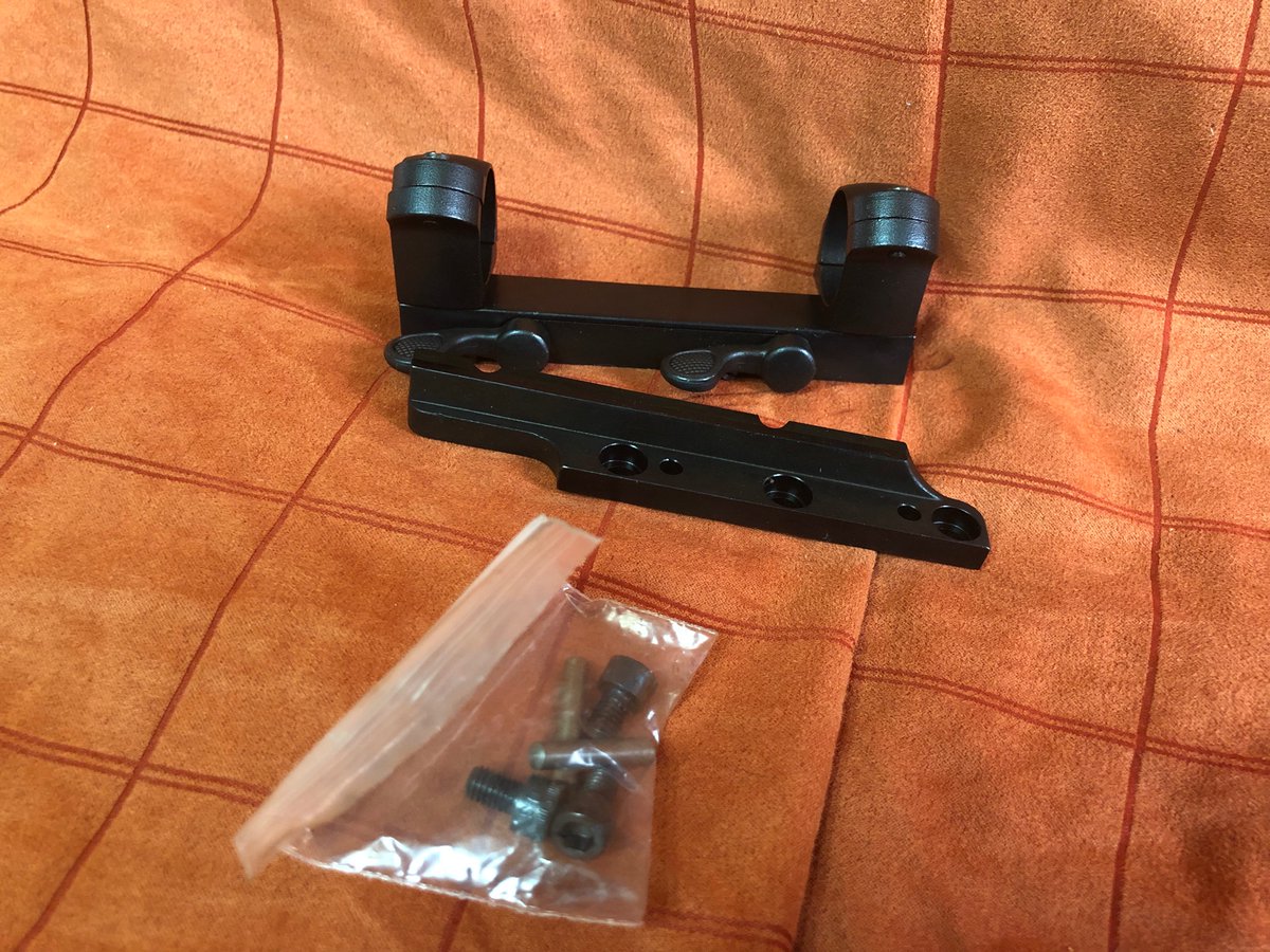 BlackburnCo1's tweet photo. メリケン國よりM82狙撃眼鏡用のマウントセットが届きました。
リプロ品の中古だと思って注文したら、実物の新品が届きました。
M1C狙撃銃には必須のアイテムです。
#M1C
#GriffinAndHowe
#M82
#SniperRifle
#M1Garand https://t.co/mNdyCfZDrS