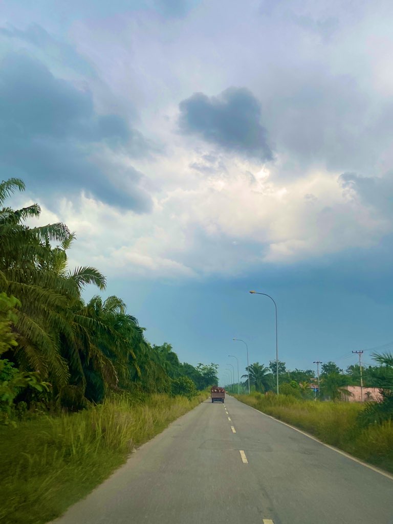 calonpapamudaaa's tweet photo. Maha Taman Tempat Kita Bekerja. Alhamdulillah beres audit hari kedua. Tinggal besok verifikasi lapangan. #proudtobeforester #salamrimba https://t.co/0vnbm7LpkG