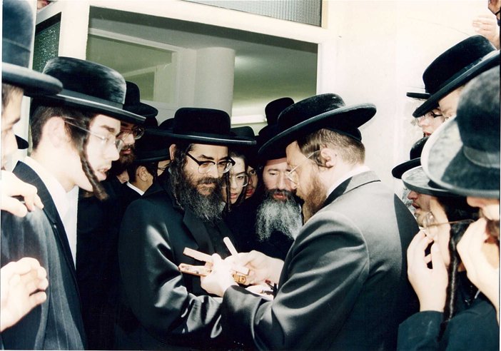hasidic_1's tweet photo. ברוך דיין האמת, כלל ישראל איז אויפגעשוידערט פון די שווערע בשורה אז די באקאנטע גבאי לבית סאטמאר הרה"ח ר' יודל וויינשטאק ע"ה איז טראגיש אומגעקומען און א שוידערליכע עקסידענט דעי נאכט אויפן טראָוועי ווען א נישט אידישע דרייווער איז געפארן די פארקערטע וועג און געמאכט די שווערע עקסידענט https://t.co/eivi69iX1k