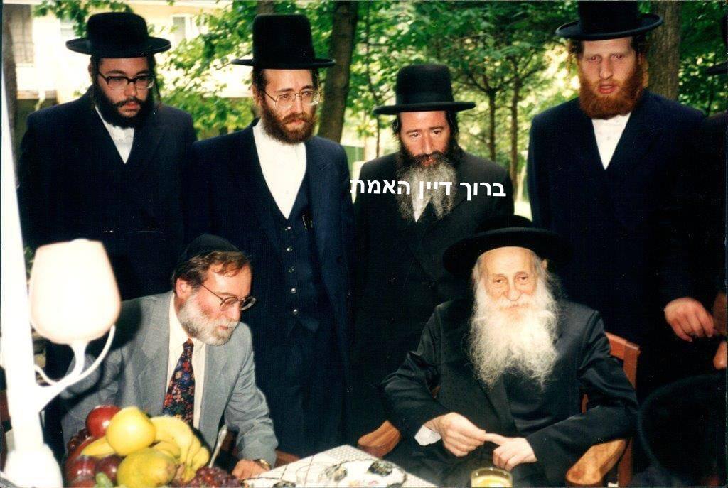 hasidic_1's tweet photo. ברוך דיין האמת, כלל ישראל איז אויפגעשוידערט פון די שווערע בשורה אז די באקאנטע גבאי לבית סאטמאר הרה"ח ר' יודל וויינשטאק ע"ה איז טראגיש אומגעקומען און א שוידערליכע עקסידענט דעי נאכט אויפן טראָוועי ווען א נישט אידישע דרייווער איז געפארן די פארקערטע וועג און געמאכט די שווערע עקסידענט https://t.co/eivi69iX1k