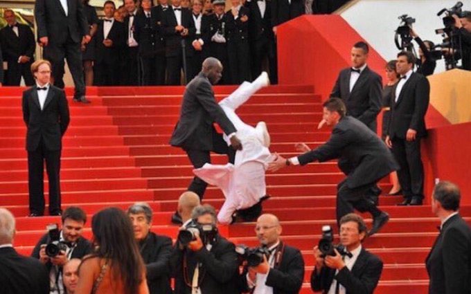 Jason Derulo has slipped on Harry Styles’ spit and fallen down the stairs at the Venice Film Festival