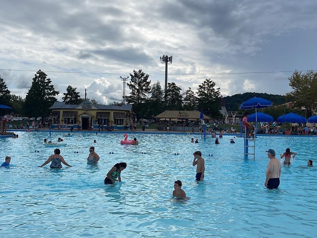 BuckeyeCoaster's tweet photo. The Famous #SunlitePool at @coneyislandpark! #ConeyIslandPark #comeoutandplay https://t.co/JCglxyb3nh