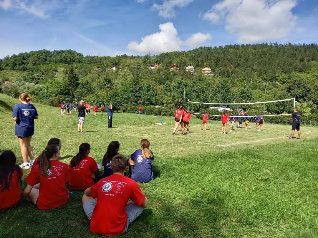 SamBeharic's tweet photo. This week, pupils in 56 schools across FBiH will start classes in ethnically segregated classrooms.

"Two schools under one roof" serve as the best training ground for new nationalist voters, so we brought 50+ teens from divided schools to meet and learn together in #Jajce.

1/4 https://t.co/yyqWwbDQEZ